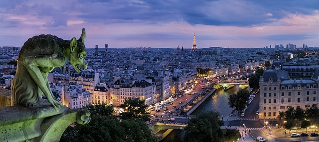 אילו אתרים תיירותיים מרכזיים מומלצים יש בפריז? מהם יכולים להיות זמני הפתיחה והסגירה שלהם?