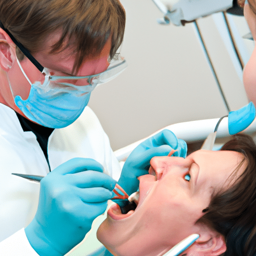 תמונה של רופא שיניים מבצע בדיקת שיניים רגילה
