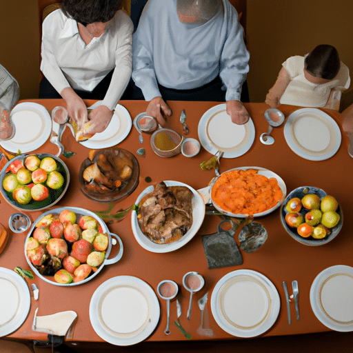 תמונה של משפחה שהתאספה סביב שולחן ארוחת ערב של ראש השנה.